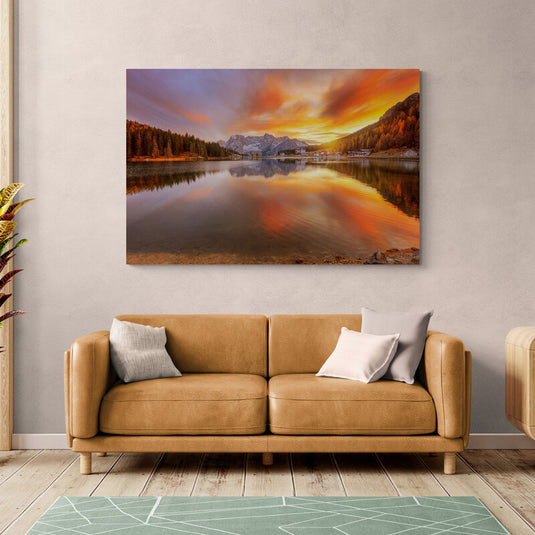 Lago con Montañas y Pinos bajo Colores Cálidos del Sol Ocultándose