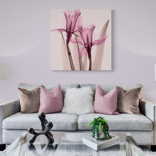 Set de cuadros decorativos: Fondo beige-rosa con delicadas ramitas y flores fucsia en estilo acuarela, evocando serenidad y elegancia.