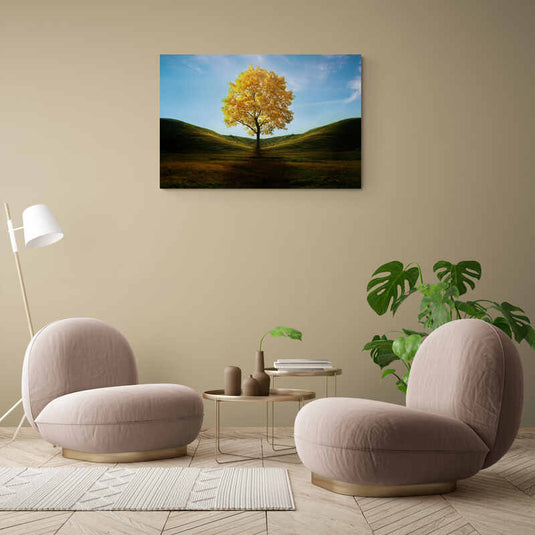 Paisaje campestre bajo cielo azul con árbol esbelto de hojas amarillas