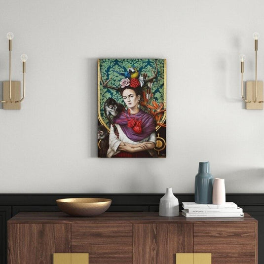 Retrato estilizado inspirado en Frida Kahlo con elementos naturales y animales en arte figurativo