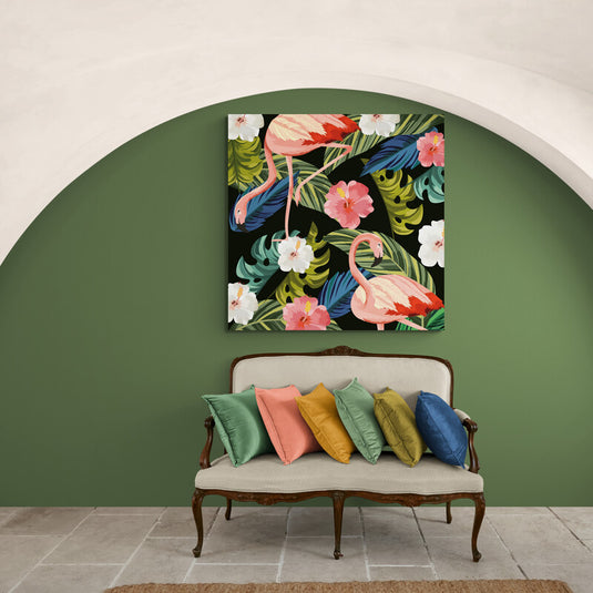 Cuadro tropical con fondo negro, hojas verdes, flores blancas y flamencos rosados en variadas posturas