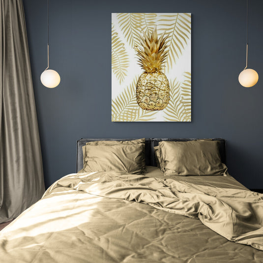 Piña dorada con hojas tropicales en fondo claro