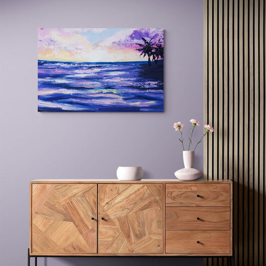 Pintura de un atardecer en la playa con palmeras en tonos púrpura y azul