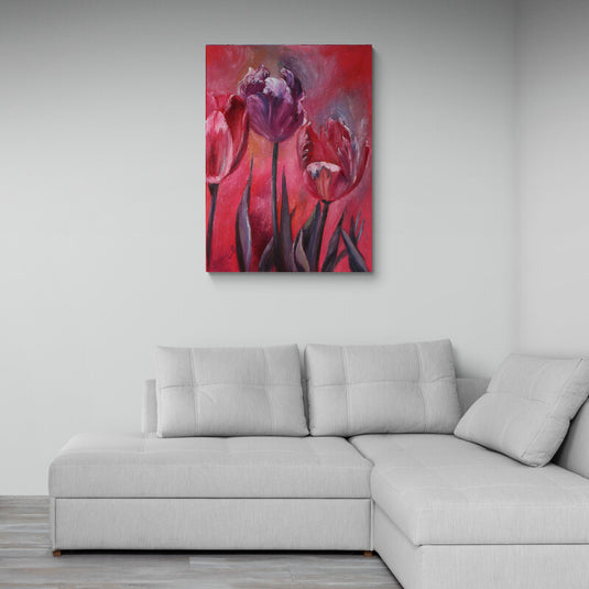 Pintura de tulipanes en tonos rojos y púrpuras sobre fondo rojo