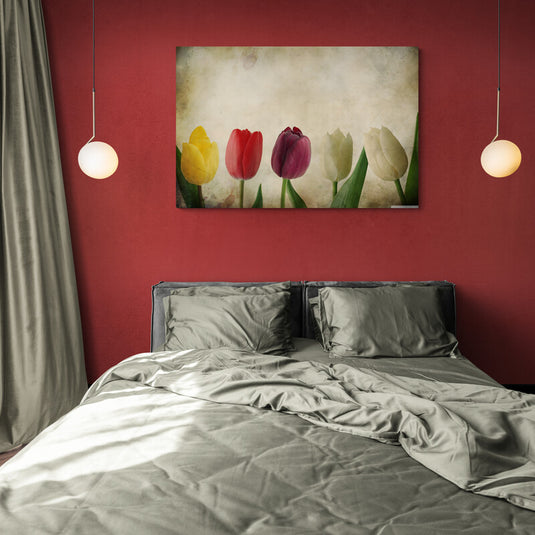 Tulipanes de colores sobre fondo vintage envejecido