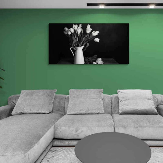 Ramo de tulipanes en blanco y negro en jarrón de cerámica