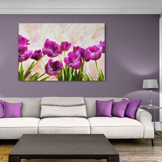 Ramillete de tulipanes púrpuras sobre fondo pastel