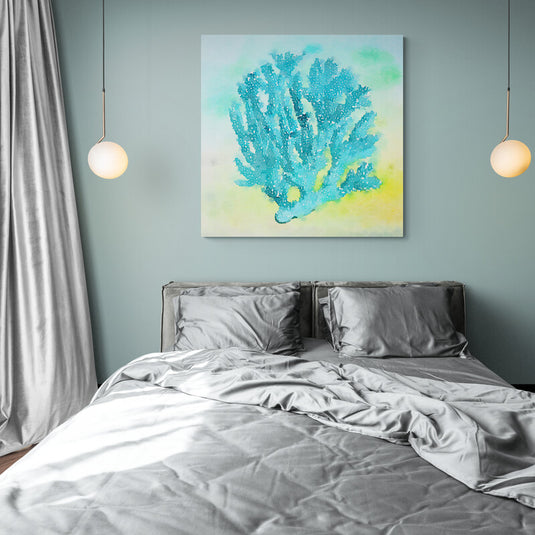 Acuarela delicada de coral en azules y verdes con fondo acuarelado