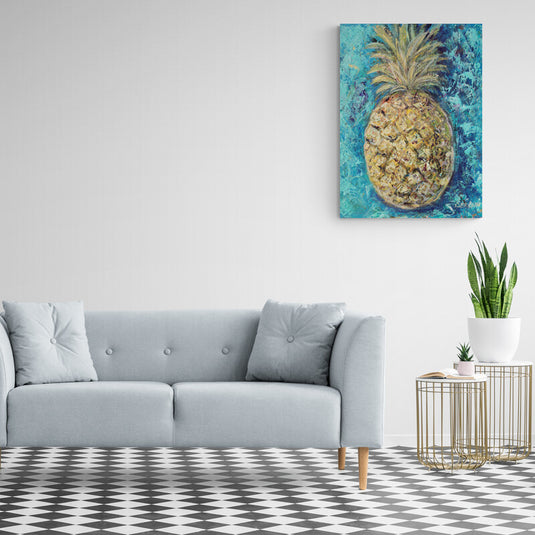 Piña pintada con textura sobre fondo azu