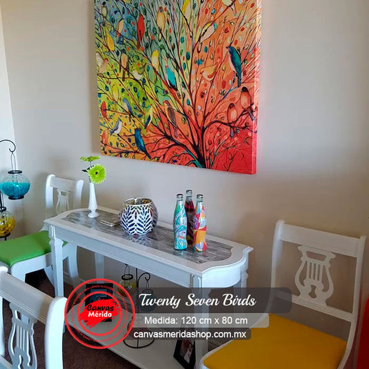 Árbol otoñal con pájaros multicolores en fondo cálido: cuadro decorativo