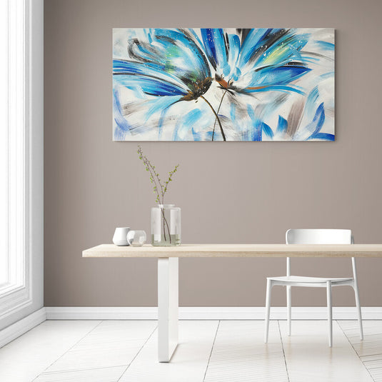 Pintura abstracta de flores en tonos azules con movimiento