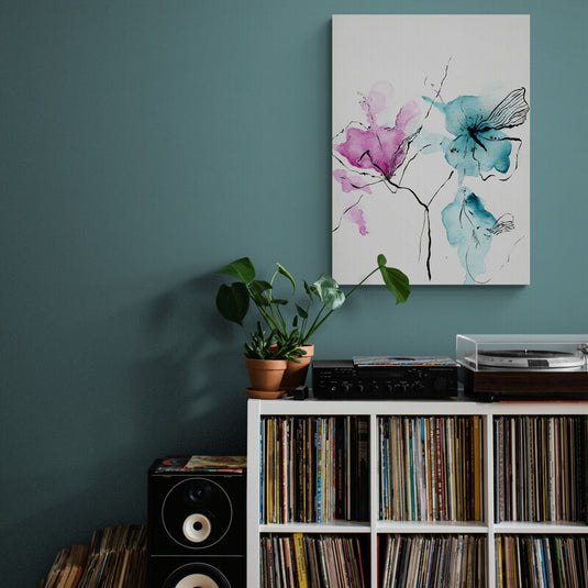 Cuadro decorativo con fondo blanco, flores minimalistas delineadas en negro y relleno acuarela en fucsia y azul.