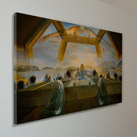 La Última Cena reinterpretada por Salvador Dalí con elementos surrealistas y místicos.
