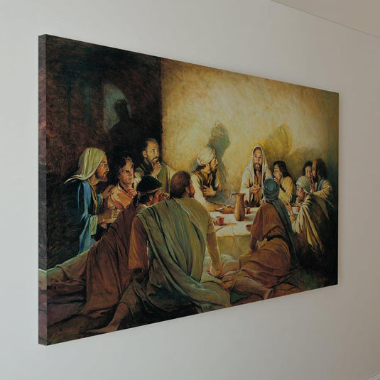 Representación realista e íntima de La Última Cena con Jesús y sus discípulos.