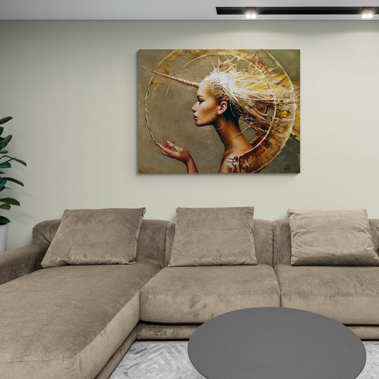 Mujer con corona de halo y cuerno de unicornio