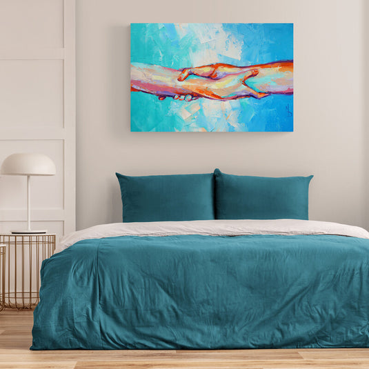 Cuadro de manos unidas con colores cálidos sobre fondo azul texturizado