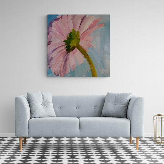 Flor rosada en perspectiva sobre fondo azul