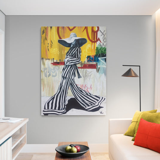 Cuadro decorativo moderno de mujer con traje a rayas y sombrero – arte urbano con estilo fashion y fondo colorido tipo grafiti para sala contemporánea