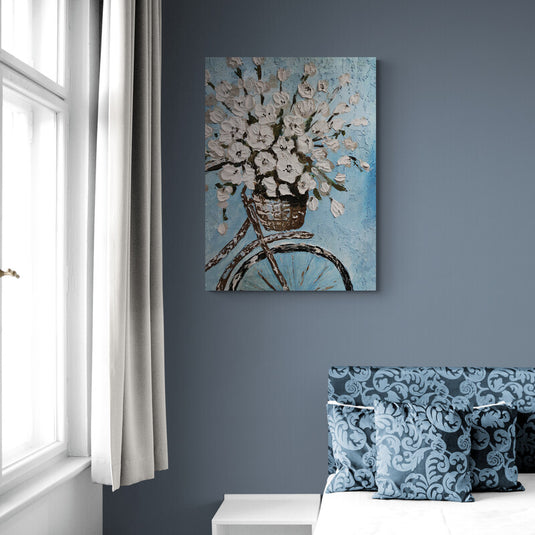 Bicicleta antigua con canasta de flores blancas en fondo azul texturizado