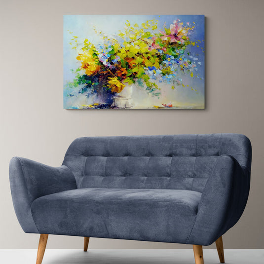 Ramo de flores silvestres en jarrón blanco con colores vibrantes