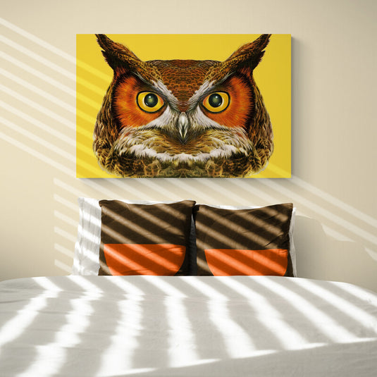 Cuadro decorativo: Buho con plumaje café, naranja y blanco en fondo amarillo