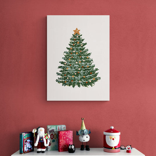 Árbol de Navidad clásico adornado con esferas rojas y doradas y estrella en la cima