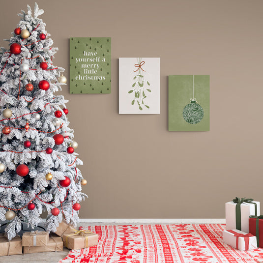 Set de tres cuadros navideños minimalistas con tipografía moderna, ilustraciones botánicas y adorno navideño en tonos verdes y rojos