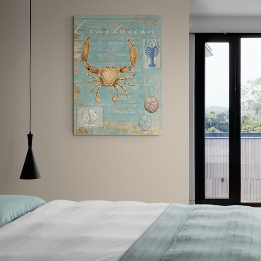 Collage artístico con cangrejo central y elementos marinos y caligráficos