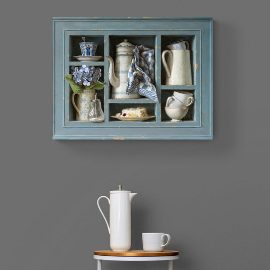 Vitrina azul con loza antigua, flores y pastel en cocina rústica