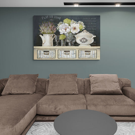 Flores y loza vintage en mesa de cocina rústica