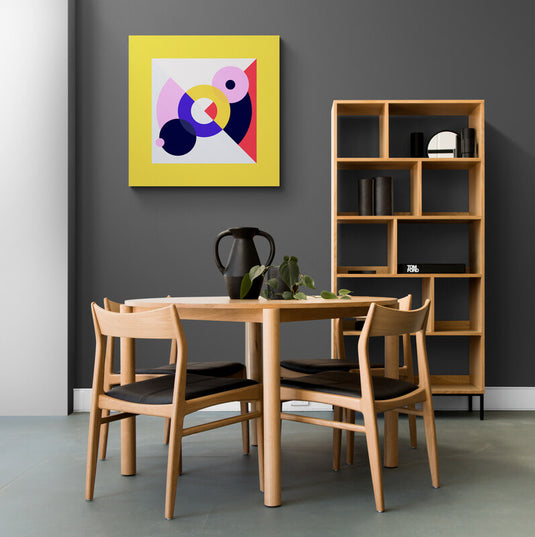 Cuadro decorativo abstracto con formas geométricas y colores vibrantes en amarillo, rosa y morado