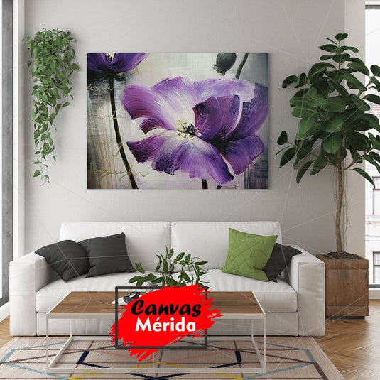 Pintura detallada de flor púrpura con pinceladas expresivas sobre fondo tenue