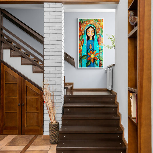 Virgen María moderna con manto azul y flor anaranjada