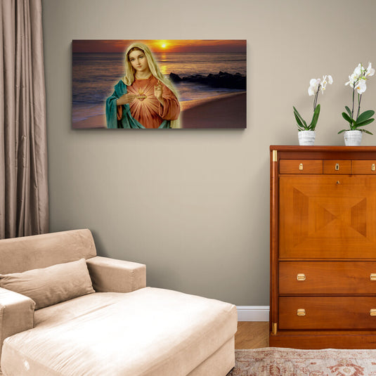 Imagen de la Virgen María al amanecer en la playa
