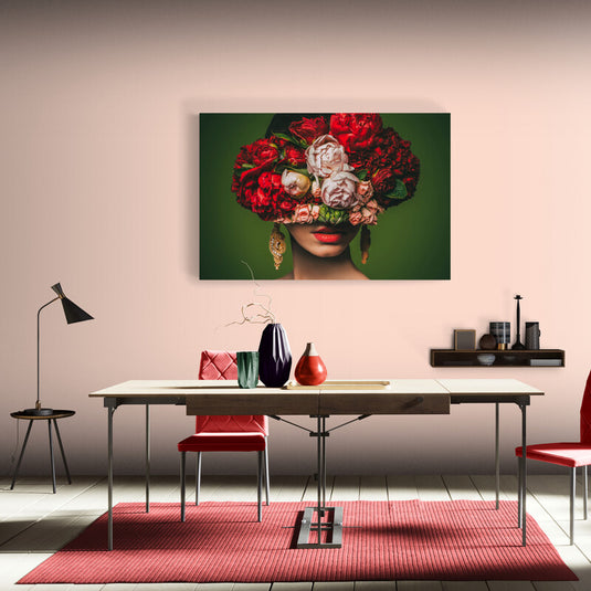 Retrato artístico de mujer con corona de flores rojas y rosadas sobre fondo verde oscuro.