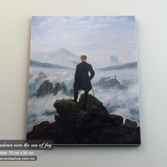 Hombre con traje y bastón contemplando las montañas cubiertas de niebla