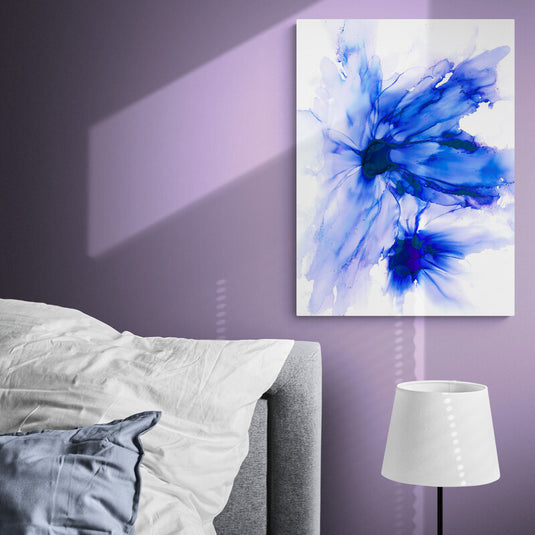 Flor abstracta en tonos azules y morados con técnica de acuarela difuminada