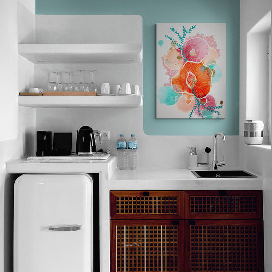 Cuadro decorativo con fondo blanco, destacando flores en tonalidades azul turquesa, rosa, naranja y salmón, complementadas por ramitas turquesa.