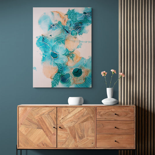 Cuadro decorativo sobre fondo naranja pastel y blanco, destacando flores estilizadas en tonos azules y naranjas.