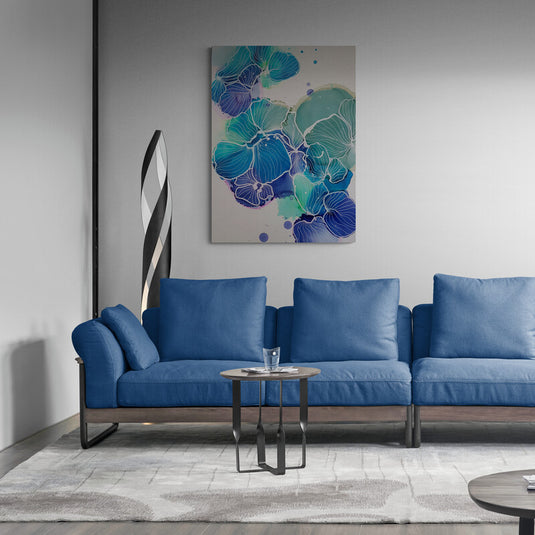 Cuadro decorativo minimalista con fondo gris claro, destacando flores en tonalidades azul complementadas con matices beige o blancos.