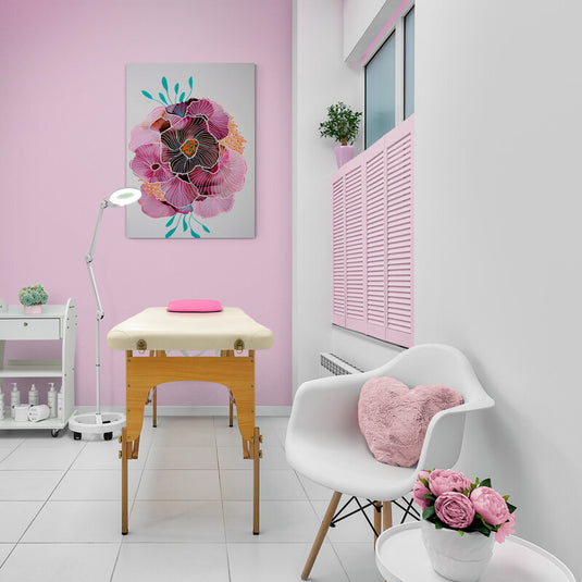 Cuadro decorativo con fondo gris claro, destacando flores fucsia y rosado y hojas en tonos naranja y verde.
