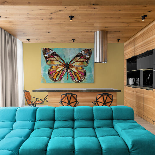 Arte de mariposa dorada con alas coloridas en fondo turquesa.