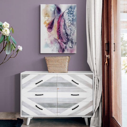 Cuadro decorativo con plumas moradas y lilas sobre fondo blanco con detalles en amarillo y azul