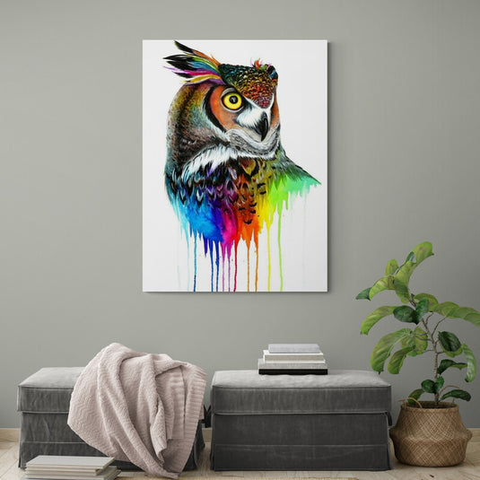 Búho con tonalidades café y destellos multicolor sobre fondo blanco, detalles de pintura derritiéndose en azul, fucsia y tonos cítricos