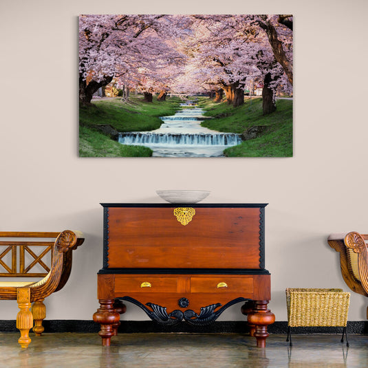 Cascada_Pintoresca_con_Cesped_Verde_y_Arboles_Rosa_Cuadro_Decorativo_Fotográfico