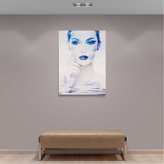 Cuadro decorativo mujer agua estilo minimalista – arte moderno en tonos azul y blanco que transmite calma, elegancia y serenidad