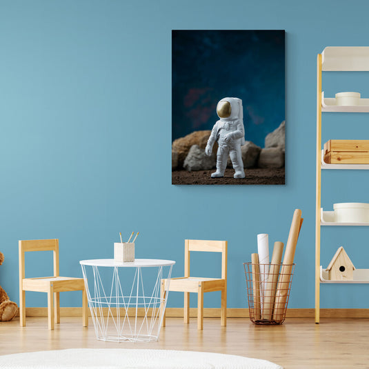 Cuadro de un astronauta en un paisaje lunar con fondo azul profundo.