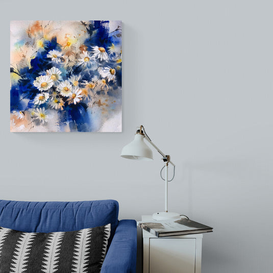 Acuarela de margaritas blancas sobre fondo azul y pastel