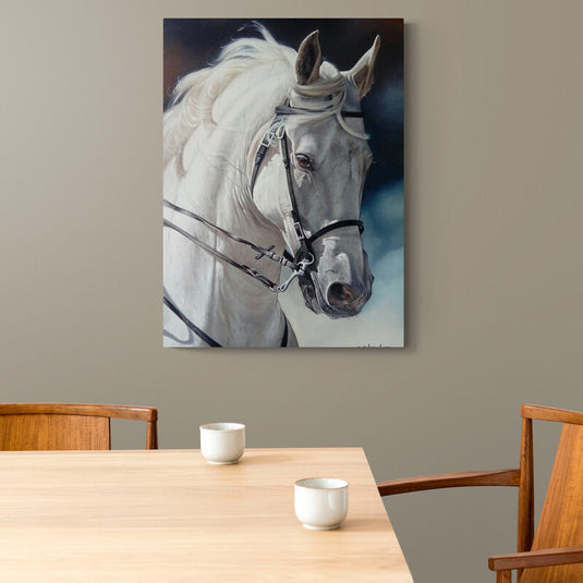 Retrato realista de un caballo blanco con riendas