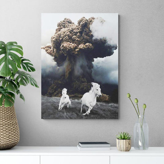 Caballos blancos corriendo frente a una nube de explosión